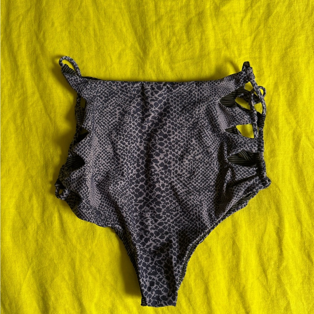 Acacia queens bottom snake print